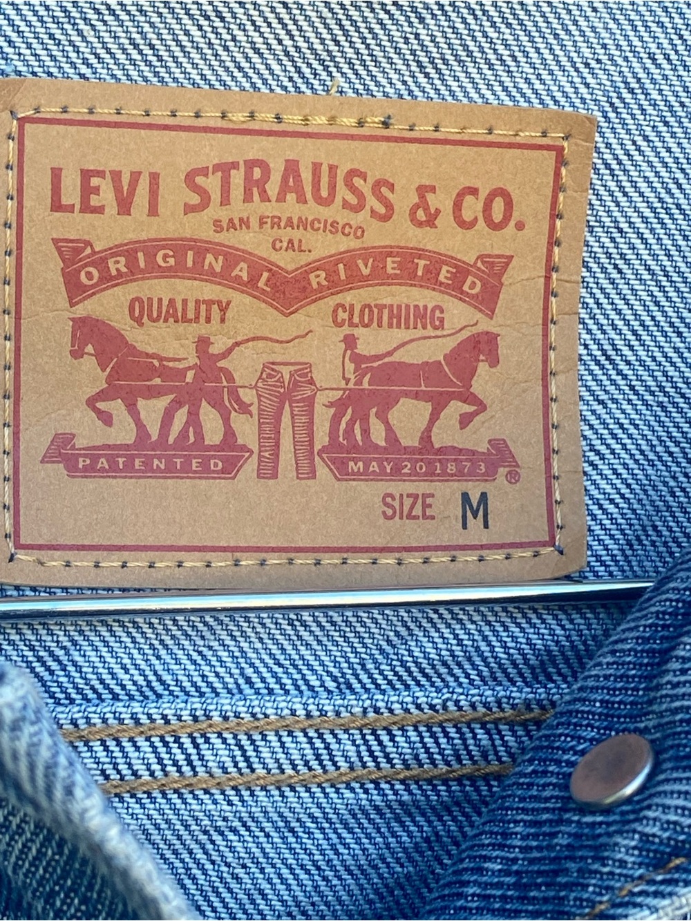 Levi's Women’s Med Classic Denim Jean Jacket - Picture 3 of 12